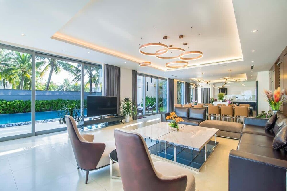 Oceanfront Elegance: 7-br Villa in Luxury Resort