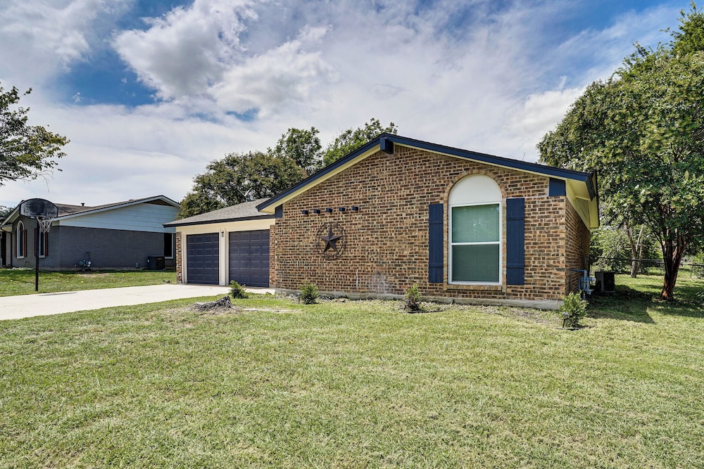 Family Home in Ft Worth Suburbs Near Benbrook Lake