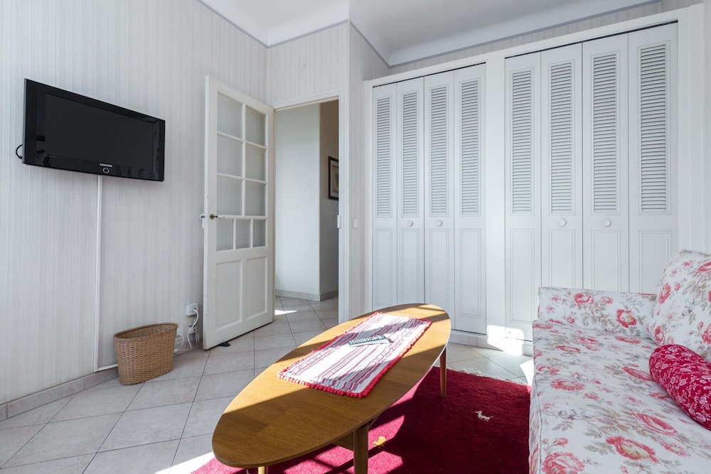 Three Bedroom two Bathroom Apartment in Center of Cannes on Quiet Street Minutes From the Palais - 2002