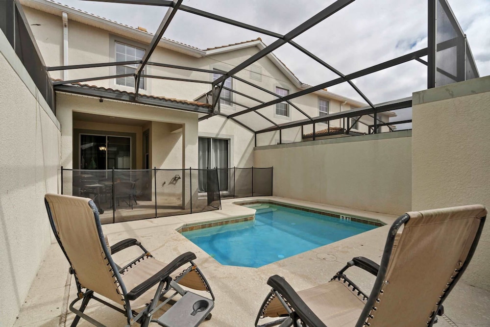 Spacious 4BR Townhome With Pool at Storey Lake