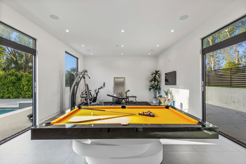 Melvin - Modern Contemporary Estate w/ Backyard + Pool & Spa
