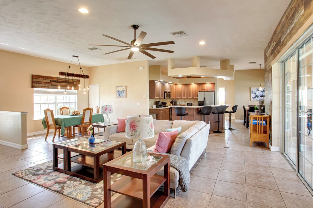 9 Mi to Downtown Fort Myers: Home w/ Lanai + Grill