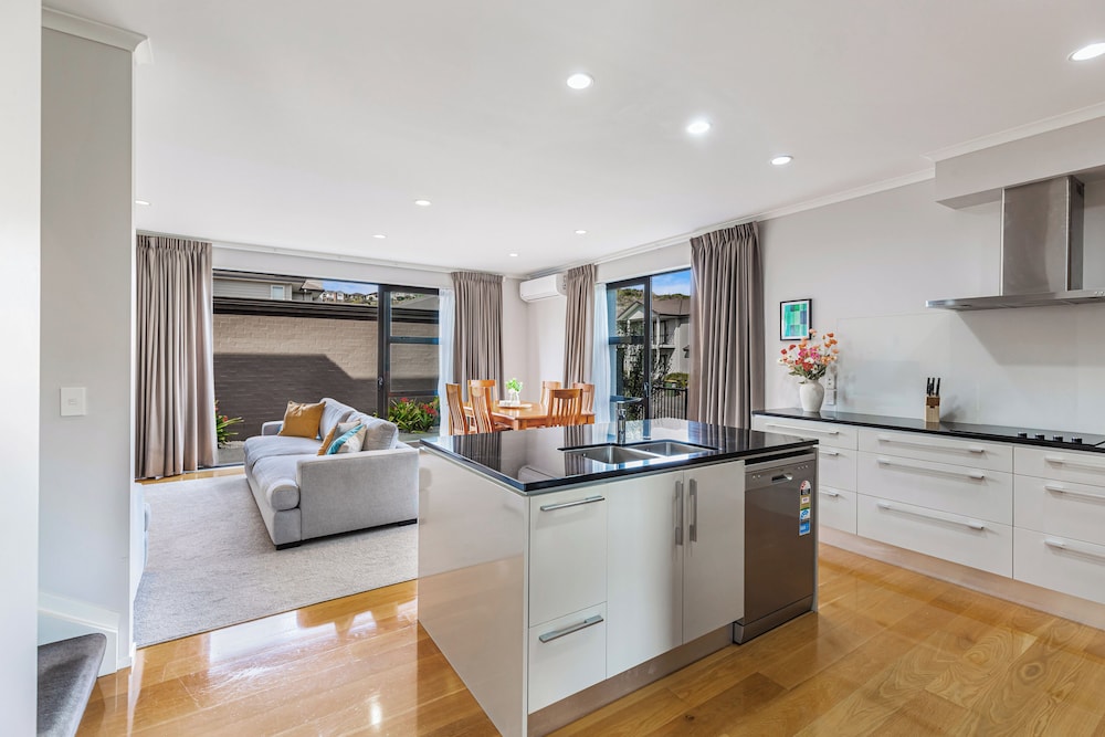 Comfy 4BR Home w/ Mt. Wellington View Zodiak Stays