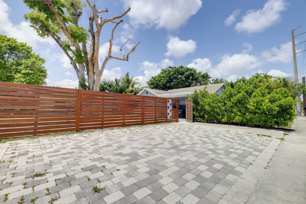 Patio & Heated Swim Spa Access: Home in Hollywood
