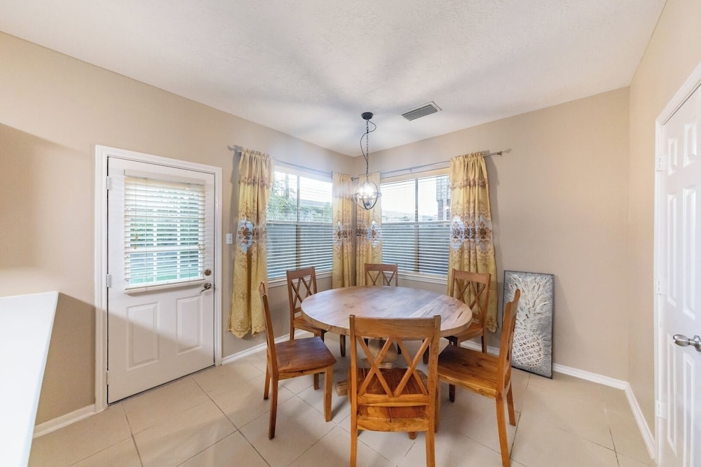 Pet-friendly 3BR Near First Colony Mall
