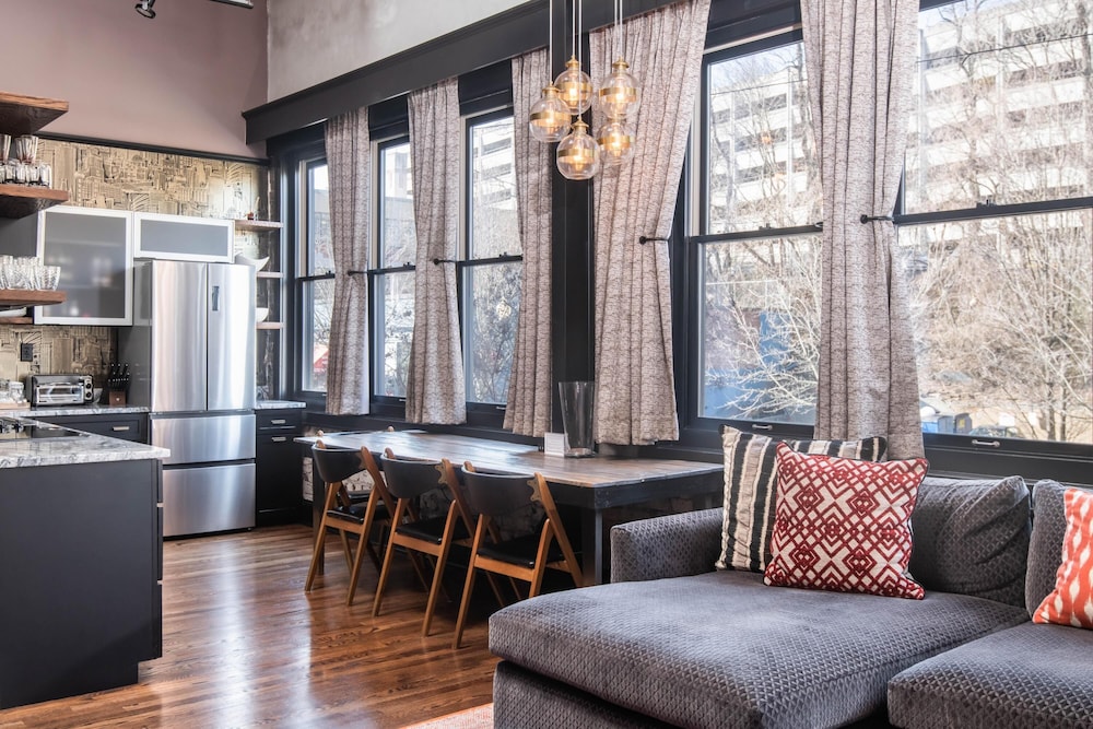 80 LEX 201 Exquisite Downtown Lodging