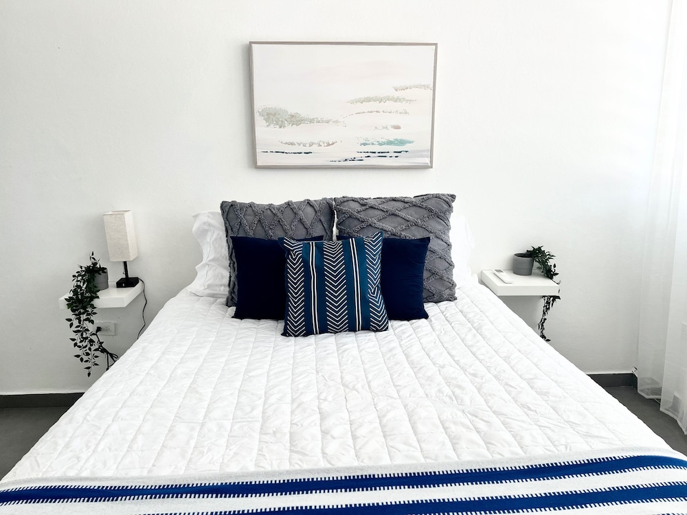 Centrally Located Sunny Apartment Walk to Beaches