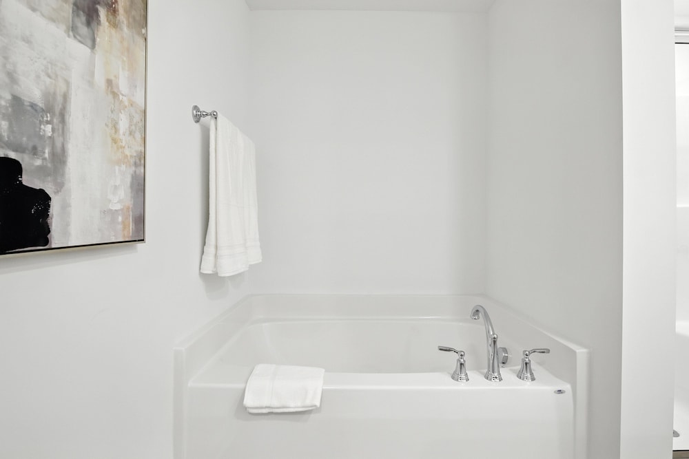 New modern Townhouse, 3BR, 2.5B, near Mid City