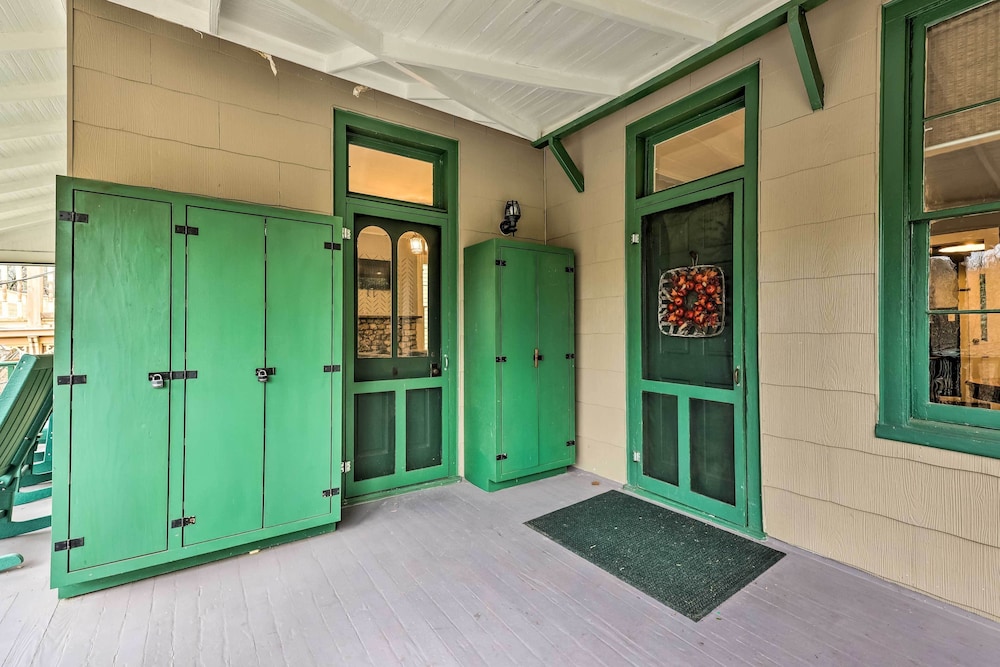 Cozy Eureka Springs Cottage, Walk to Dtwn! view 3