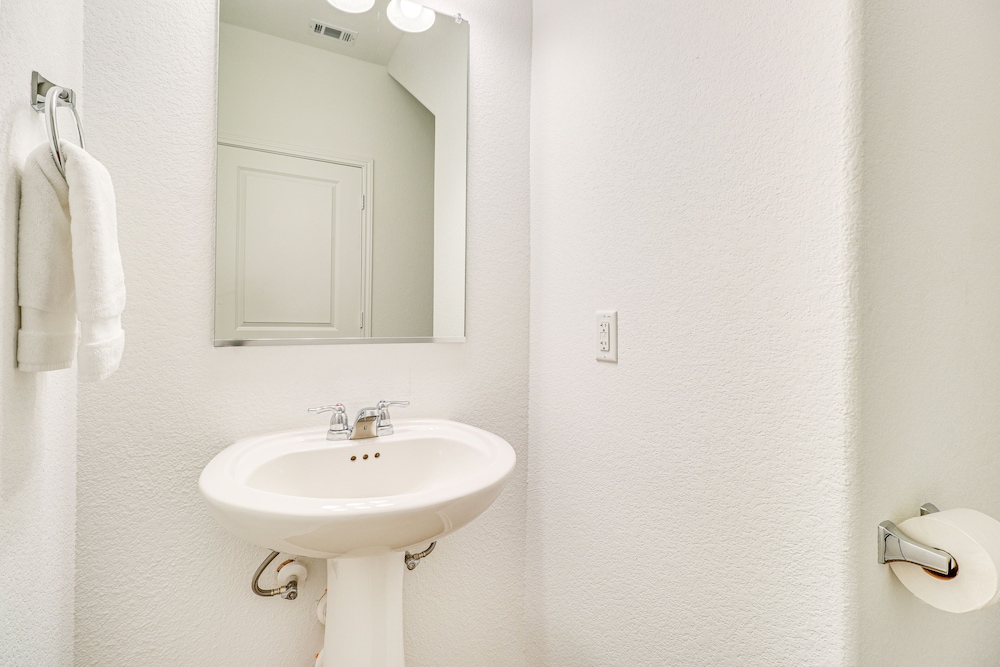 Quiet Home w/ Fenced Yard 12 Mi to Downtown Austin - Image 4