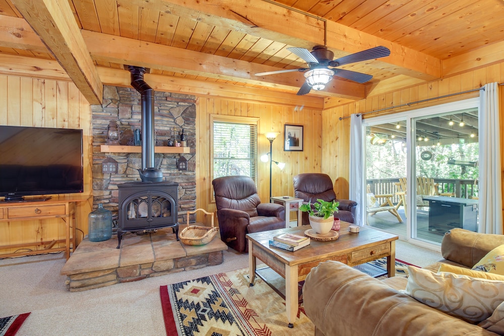 Hot Tub + Decks: Sherwood Forest Cabin