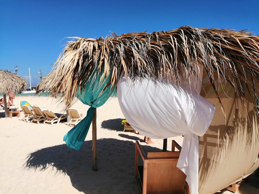 Los Corales Beach Village