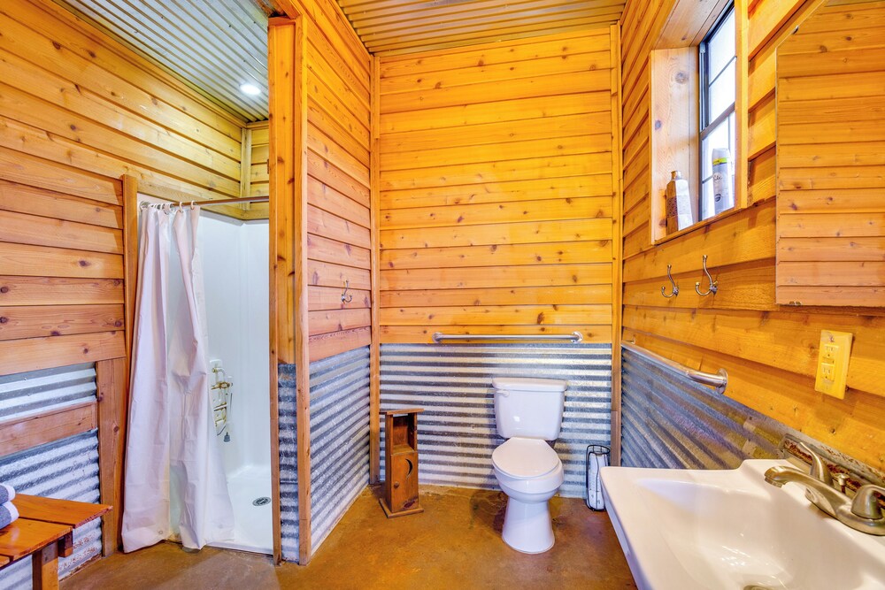Group Getaway! Multi-level Lodge on Lake Tawakoni