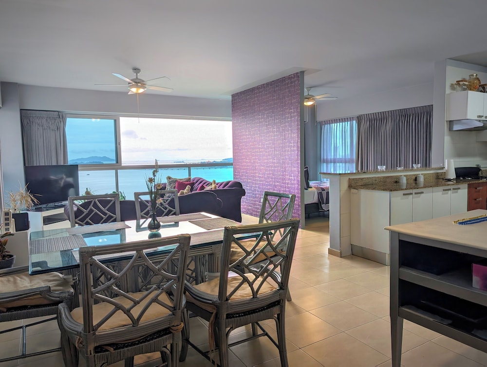 YC 2307 l Av Balboa 2 BDR Bay view