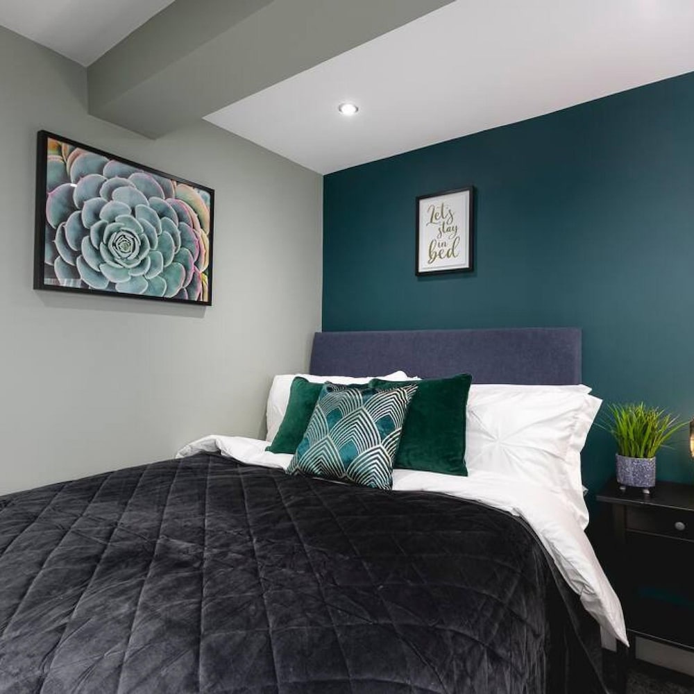Short Walk to Brighton Beach Condo With Patio