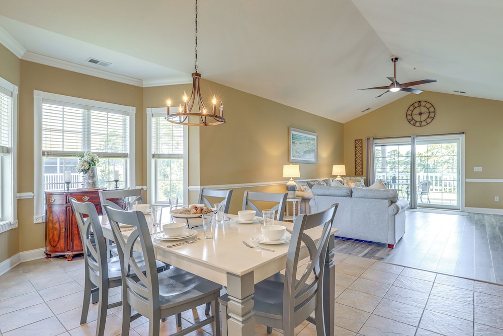 Golf Course View, Pool Access: Myrtle Beach Condo!
