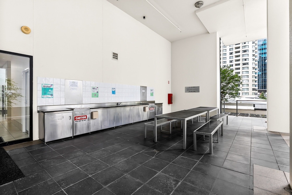 1-bed Brisbane City Centre With Pool, BBQ & Gym