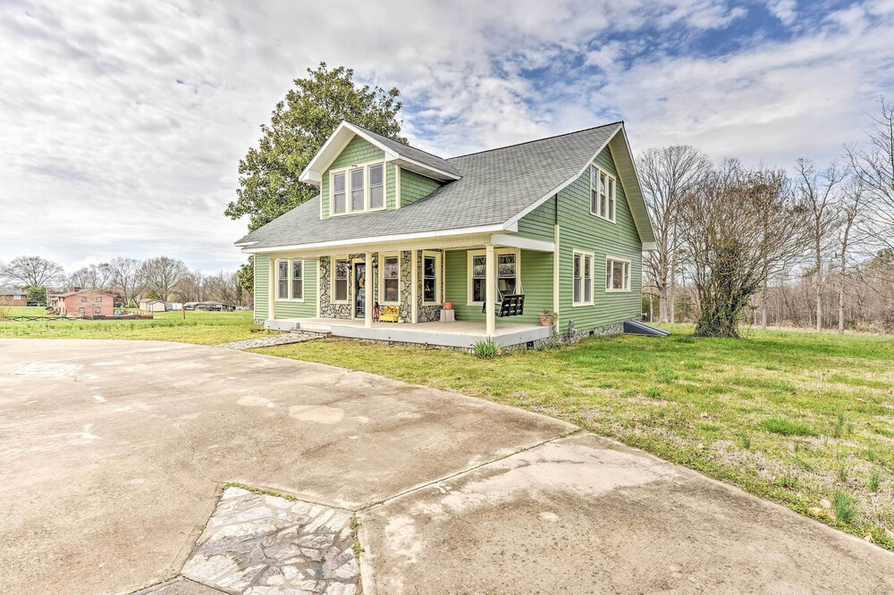 Elegant + Spacious Retreat ~ 18 Mi to Lake Norman! view 5