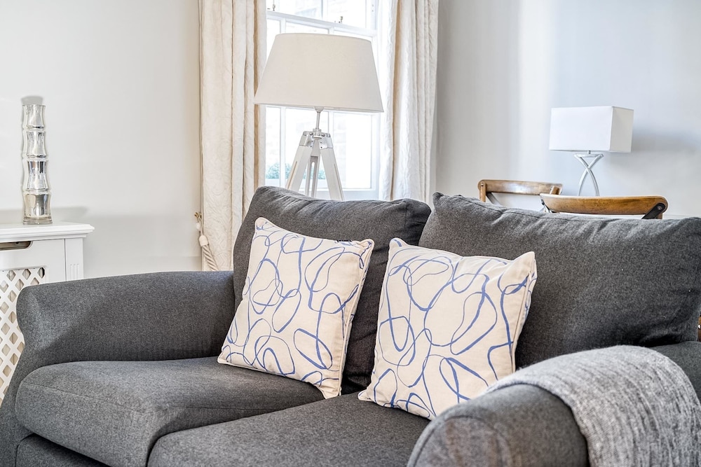Cozy and Spacious Kensington Maisonette