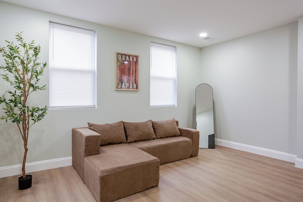 Stylish Minimalist Stay in City Center
