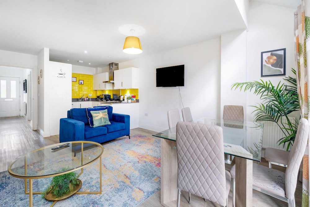 Foxherne 6 Bed & 3 Bath Serviced Hse -20