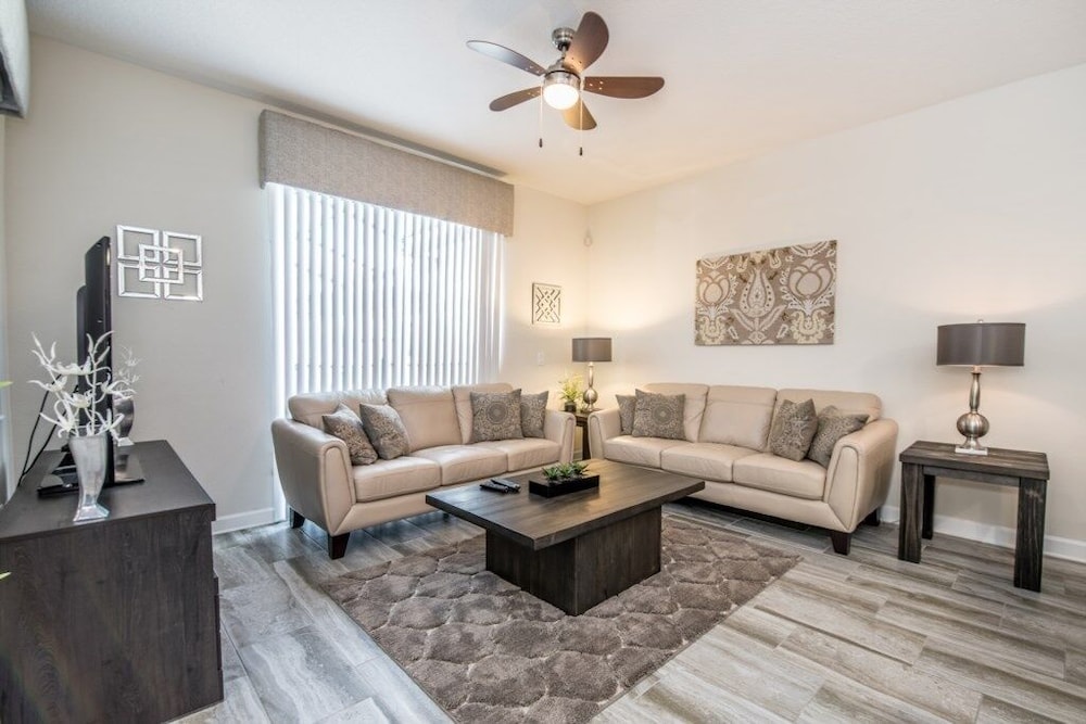 Amazing 4 Bedroom Storey Lake Townhouse by Redawning - Image 4