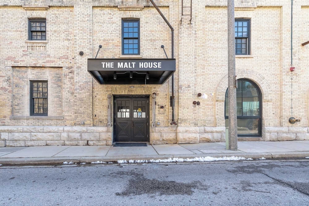 Brewery District Apartment Near Fiserv with Rooftop, Gym, and Parking