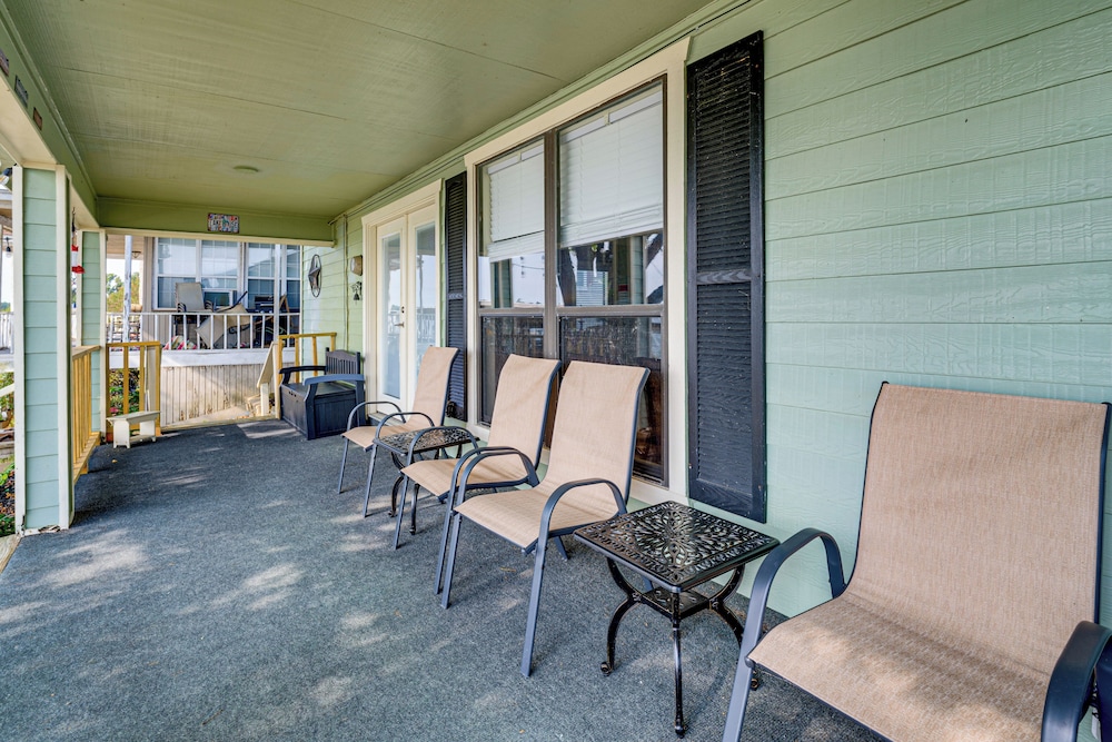 Private Pier, Porch! Quiet Lake Livingston Retreat