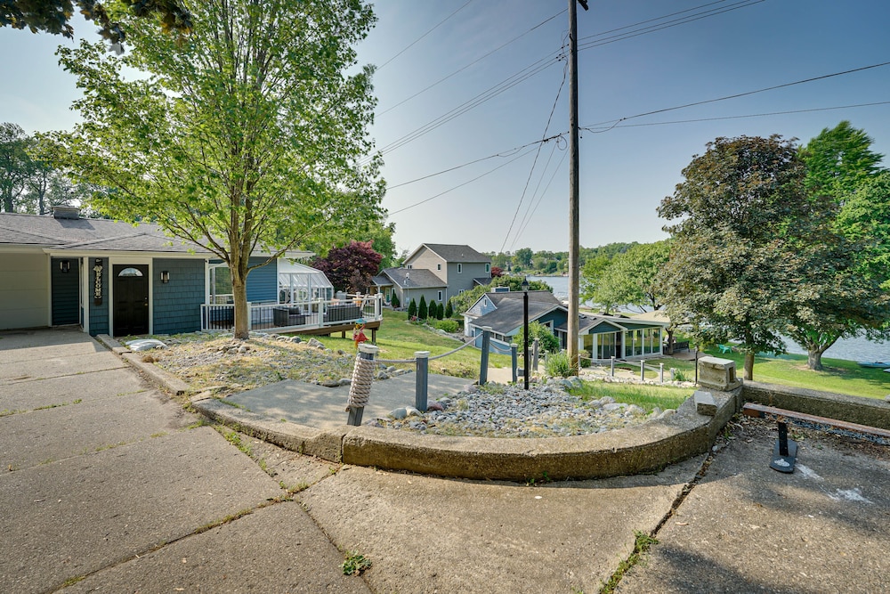 Vintage Susin Lake Cottage w/ Deck & Hot Tub! view 2