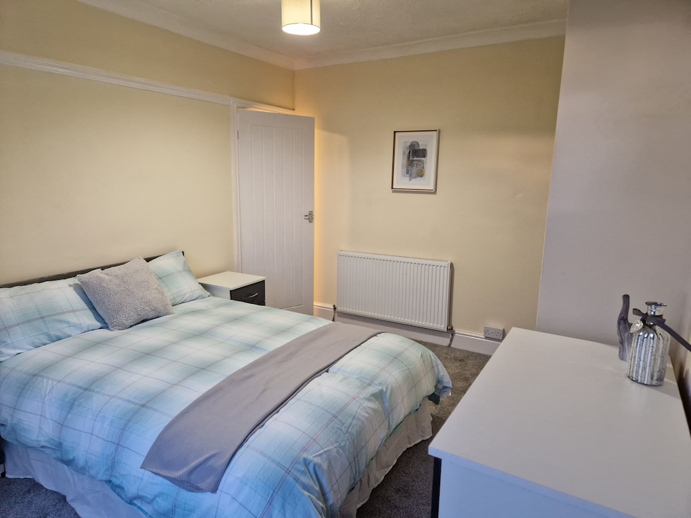 Lovely, Large 3 - Bedroom House in Preston view 5