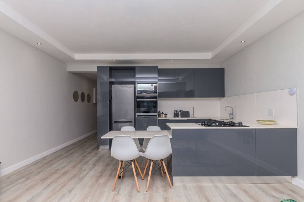 Stylish and Central 1 BD in Sea Point view 5