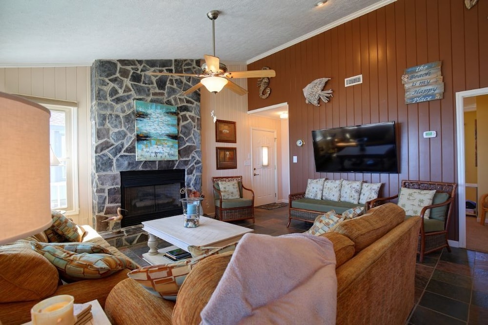 Windchimes 4 Bedroom Home by RedAwning