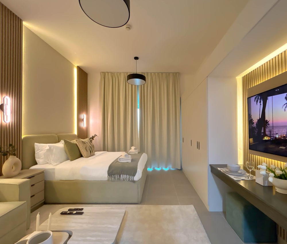 Urban Escape Studio Pool, Gym & Stylish Living