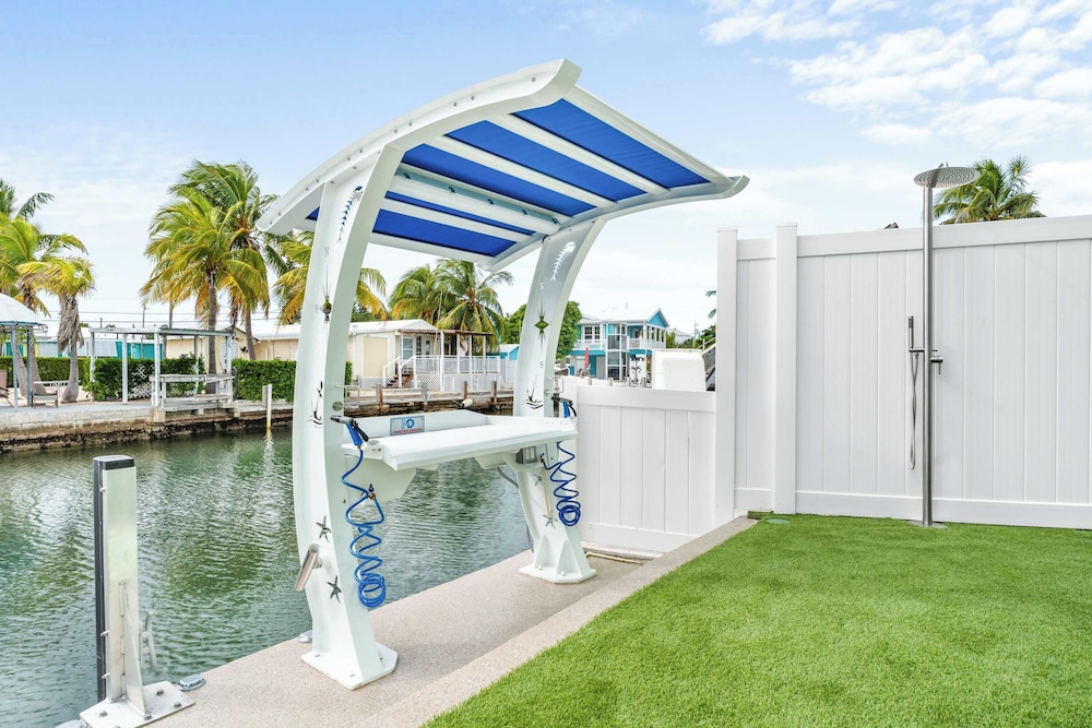 Aqua Verde Waterfront Lux Gem Dock Game Room