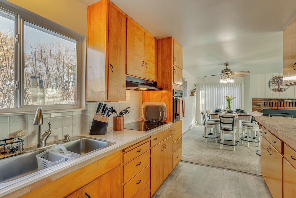 11 Mi to Burney Falls: Charming Home w/ Fireplace