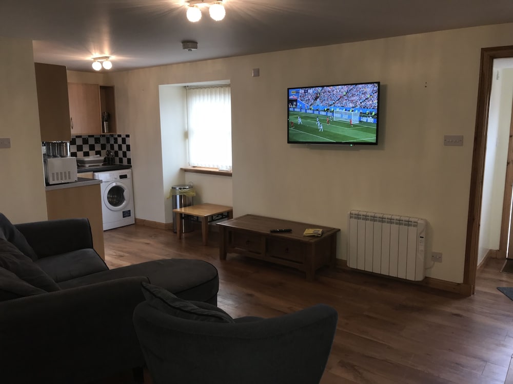 2 Varis Apartments