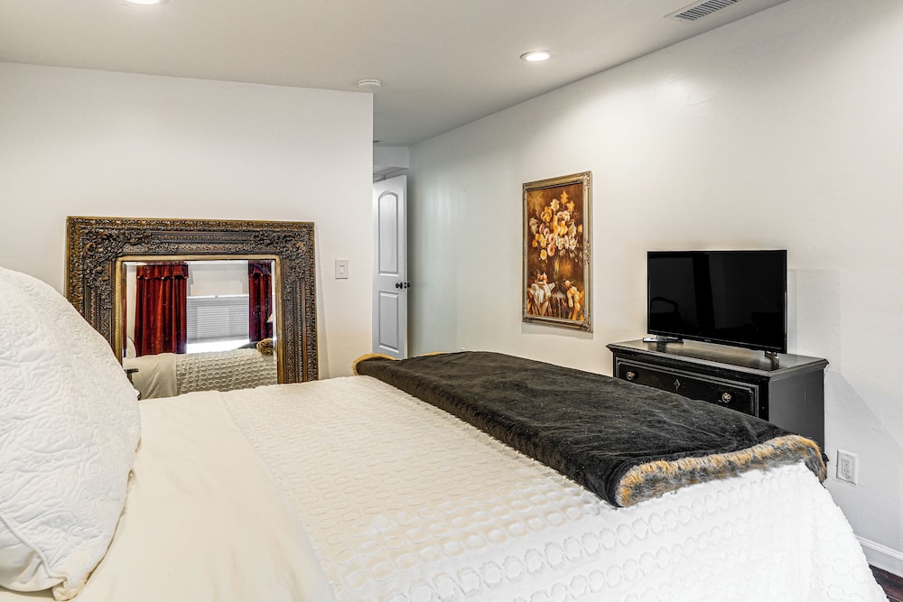 Walk to Parks & Golf: Artsy Bungalow in Lakeland!