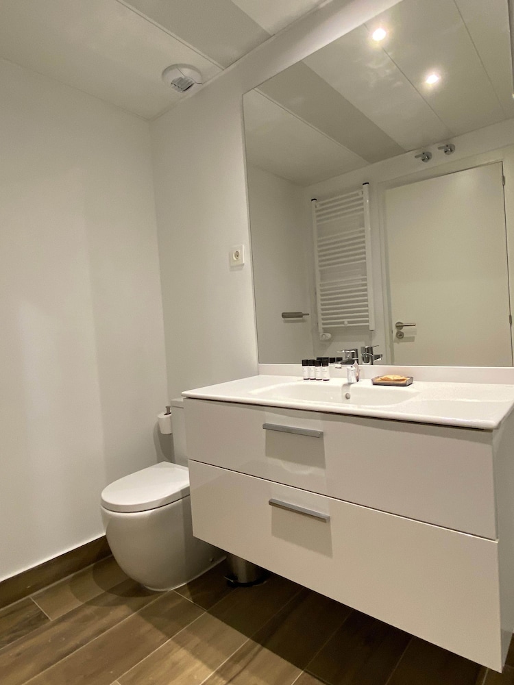 w Trendy 2BR w Sunny Terrace in Chueca