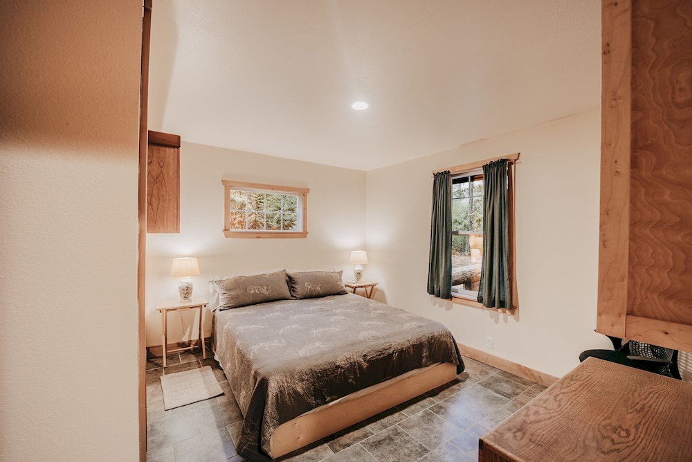 82mf - Wifi - Pets Ok - Wood Stove view 2