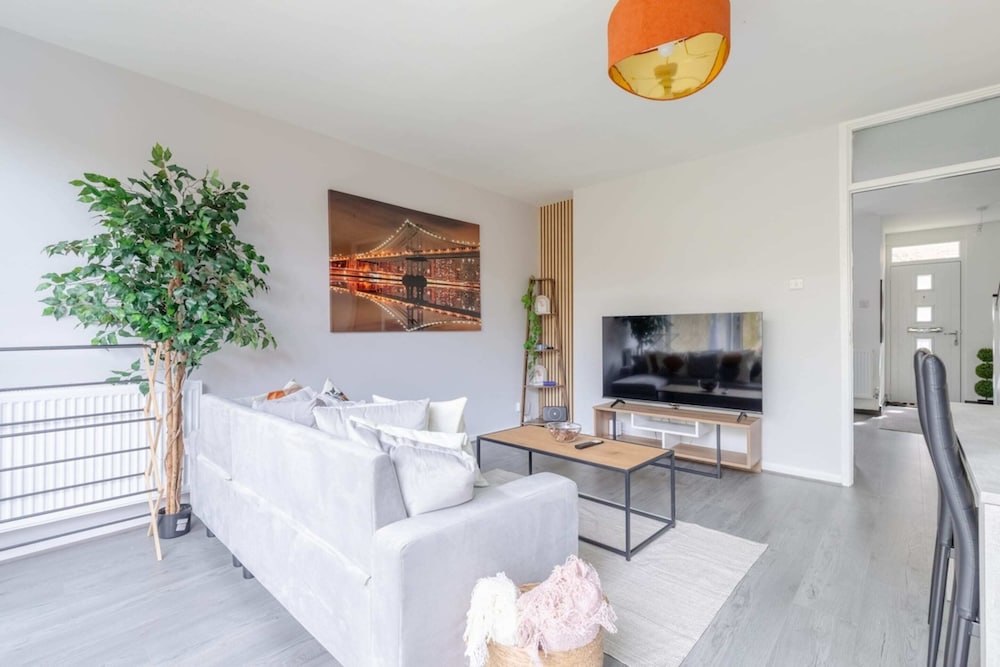 Newly Renovated 3BD Home, Islington!