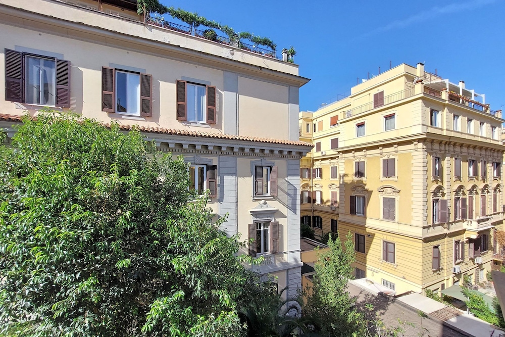 Rare Large and Elegant Rome Apartment in Prati Neighborhood Perfect for Families or Friends