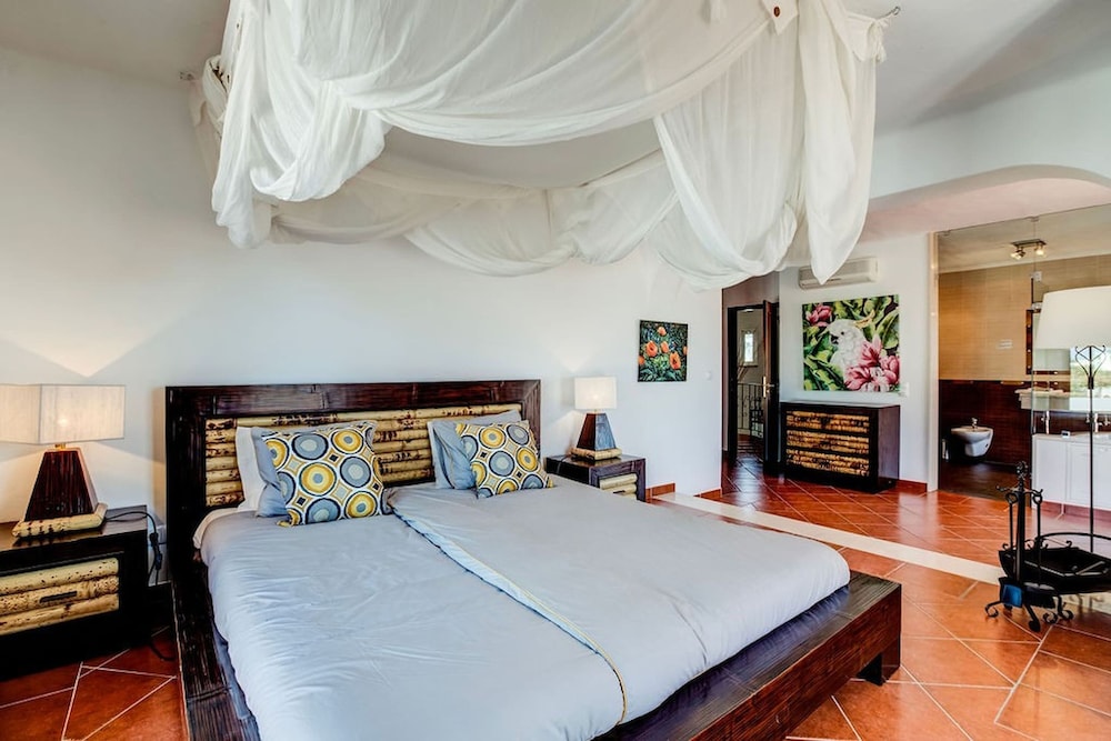 Casa Ninho Spacious 5 Bedroom Villa in an Enviab