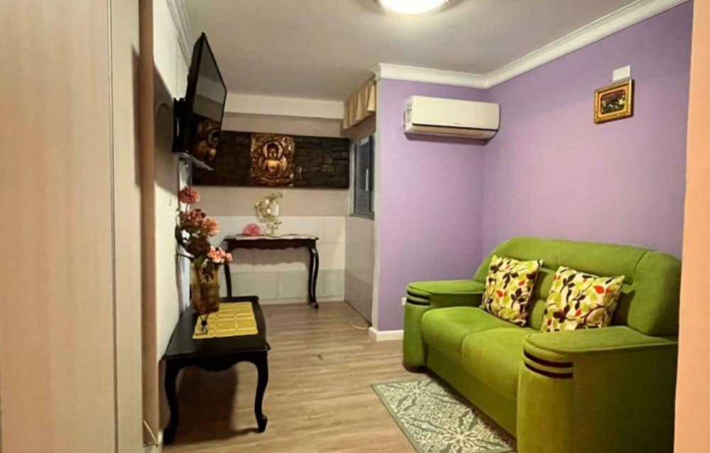 Spacious, Renovated, 2Hb in Style and With Pool