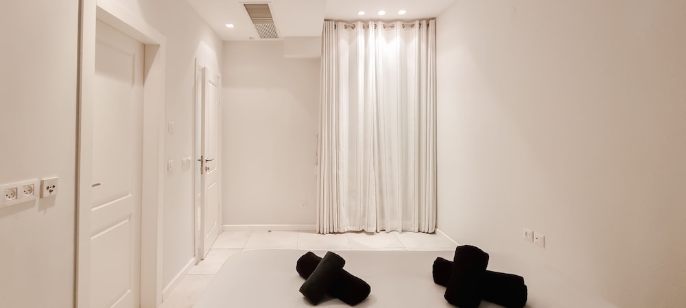 Charming 2BDR apt W Private Garden TL41 view 4