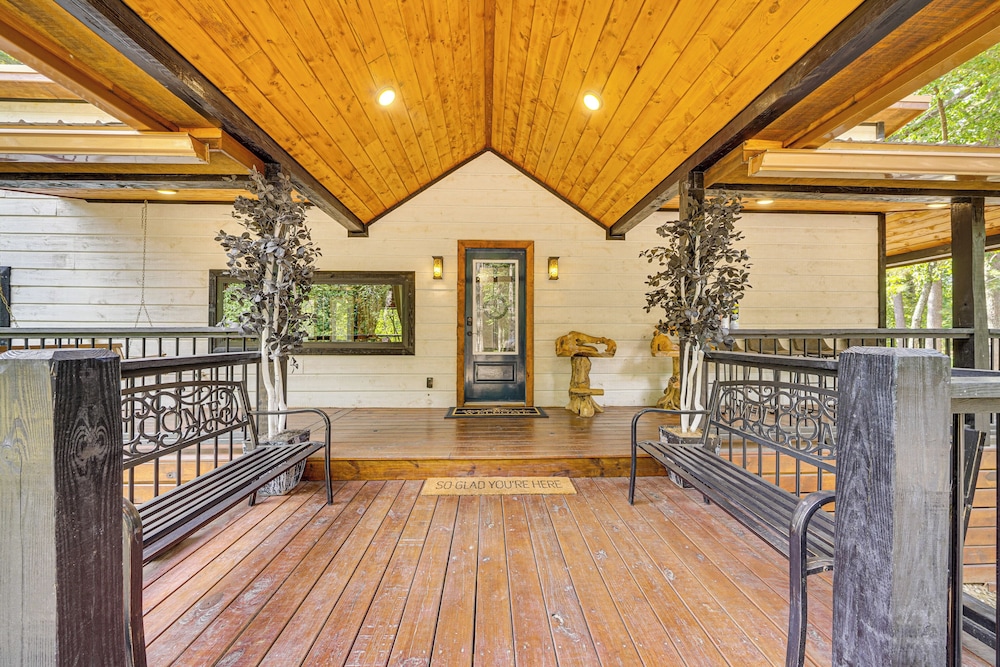 Hike, Fish & Unwind: Cabin w/ Yard in Broken Bow!
