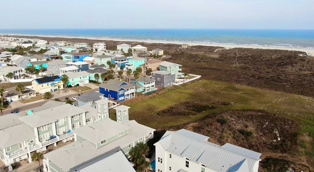 Stylish Condo w/ Pool & Spa Access, Wak to Beach Beach Breeze by Avantstay