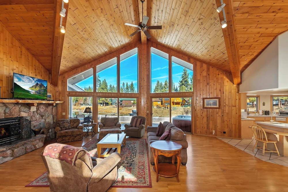 Lakefront Estate with Views and Hot tub