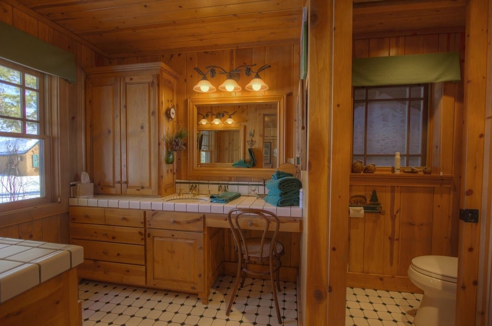 Lakefront History 5 Bedroom Cabin by Redawning view 2