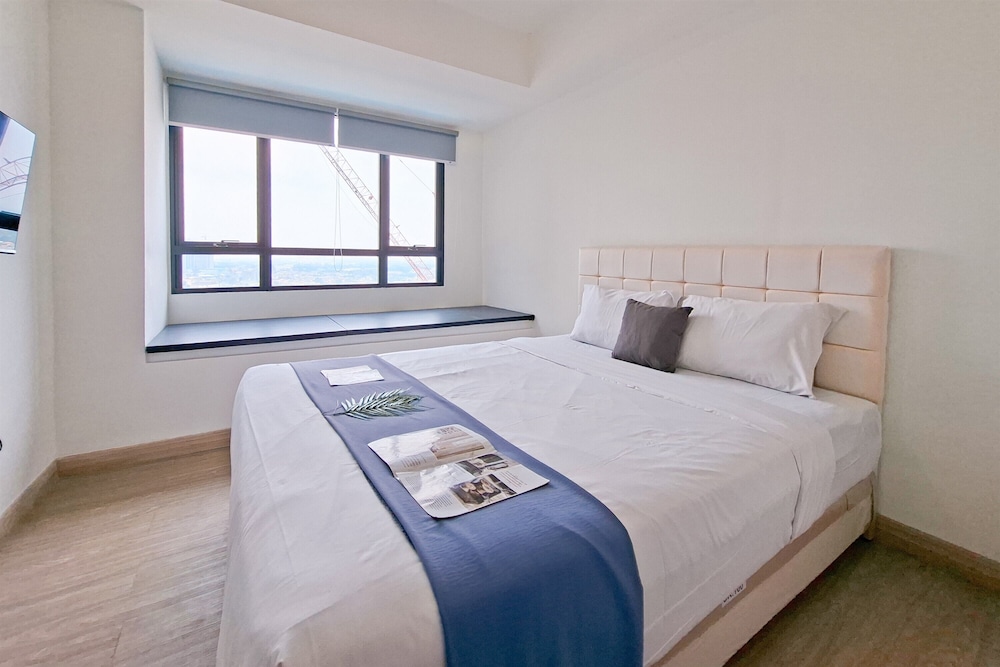 Minimalist And Homey Studio At Apartment Collins Boulevard