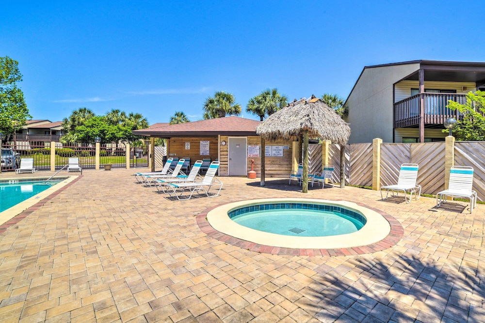 Breezy PCB Retreat w/ Balcony - Walk to Beach!